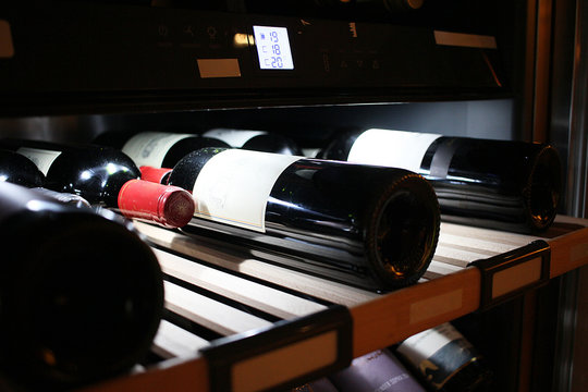 Weinflasche im Weinregal
