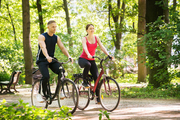 Obraz premium Young Couple Riding Bicycles