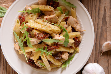 Penne pasta with chicken, dried tomatoes and ruckola