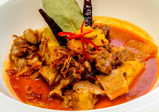 yellow curry pork spareribs potato and deep fried onion