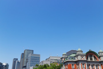 Fototapeta na wymiar 中之島公会堂と高層ビル