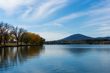 Lake Burley Griffin with Bowen park in autumn. Canberra, Austral