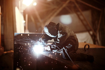 welder working at the factory - obrazy, fototapety, plakaty