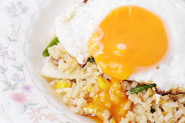 Fried rice with egg yolks to eat
