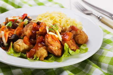 Fried chicken pieces in batter with sweet and sour sauce