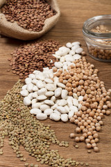 Legumbres variadas sobre mesa de madera. Vista superior