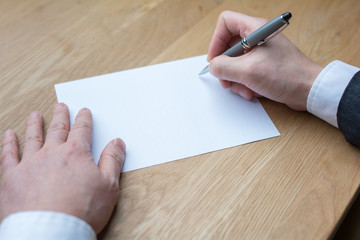 Obraz premium businessman writing on white paper