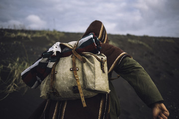 Marche dans le sable noir d'Islande