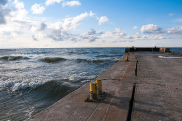 Obraz premium View of the pier on a sunny day at the seaside