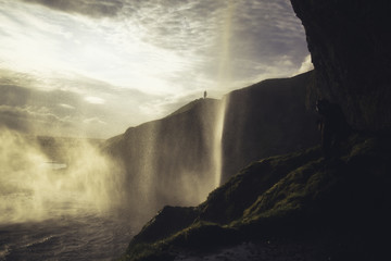 Derrière la cascade