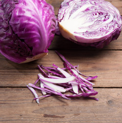 Obraz premium Chopped Red Cabbage on Wooden Cutting Board