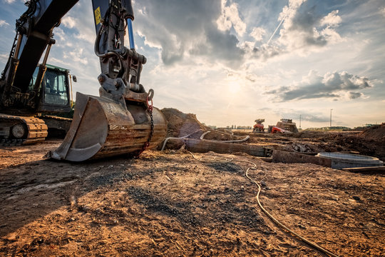 Schaufelbagger mit baustelle