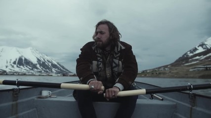 Homme ramant sur un lac