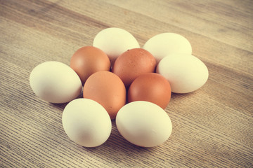 Huevos de gallina blancos y colorados