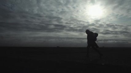 Randonneur à contre-jour
