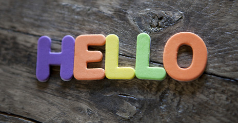 mot hello en lettres de couleurs © auryndrikson
