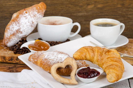 Guten Morgen, leckerer Start in den Tag: Frühstück mit Croissants, Marmelade, Orangensaft und Marmelade :)
