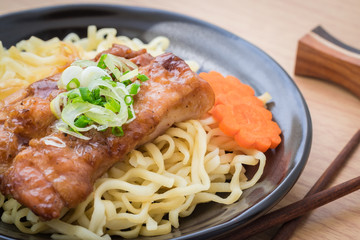 Noodles with grilled chicken on plate