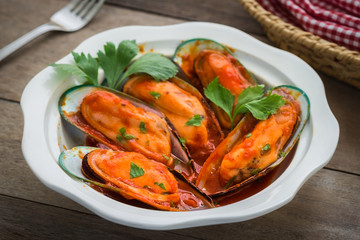 Mussels in tomato and herbs sauce