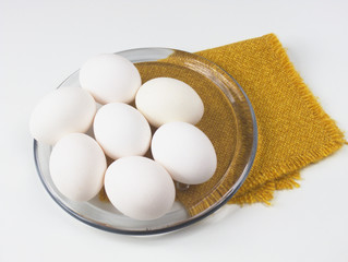 Eier auf dem Tisch im Schale