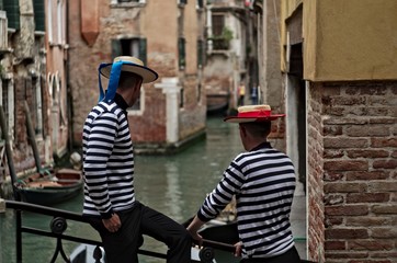 Gondoliers in Venice - obrazy, fototapety, plakaty