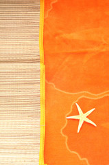 Fototapeta na wymiar sfondo estivo, asciugamano da spiaggia arancione, stuoia e una stella marina, verticale, dall'alto, spazio testo, luce solare