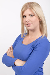 Junge blond Frau schaut selbstbewusst