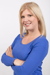 Junge blond Frau lächelt fröhlich