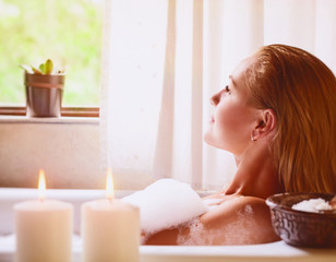 Obraz na płótnie Canvas Woman relaxing in bathtub