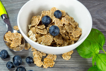 Eine Schale Müsli auf dem Küchentisch