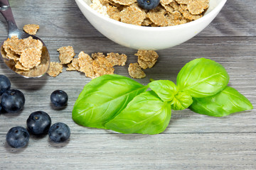Eine Schale Müsli auf dem Küchentisch