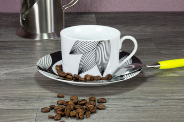 Kaffeetasse und Kaffeebohnen