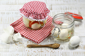 Soleier in Vorratsgläsern auf Holztisch