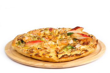 Seafood pizza on a wooden tray.