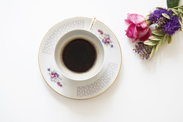 un romantico mazzolino di fiori ,accompagna il primo caffè del mattino