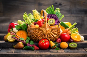 Foto op Plexiglas Groenten Verse groenten en fruit in de mand