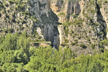 Foz de Lumbier con el río Irati en el fondo, en primer termino las ruinas del Puente del Diablo, Navarra 