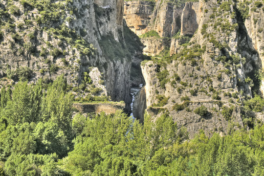 Foz de Lumbier con el r&iacute;o Irati en el fondo, en primer termino las ruinas del Puente del Diablo, Navarra 