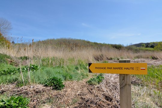 Petit panneau indicateur pour randonneur dans la baie de Pellinec en Bretagne