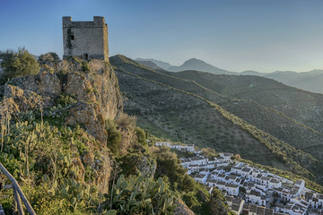 Fototapeta na wymiar Antiguo castillo árabe de Zahara de la sierra en la provincia de Cádiz, Andalucia