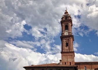 campanile con nuvole sullo sfondo