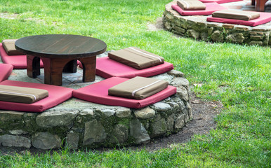 tavolo e cuscini su pietra