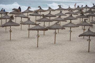 Schirme an der Cala Mesquida / Mallorca