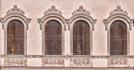 Fototapeta na wymiar Decorated arched windows of a medieval palace.