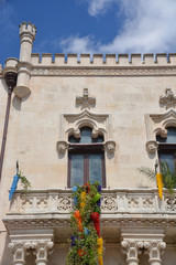 Balcón de un edificio de piedra antiguo