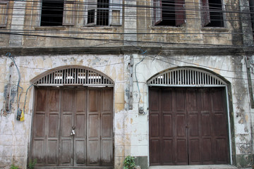 Fototapeta na wymiar Traditional wooden doors of the old building.