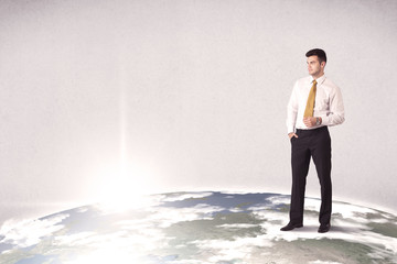 Obraz premium man standing in front of city landscape