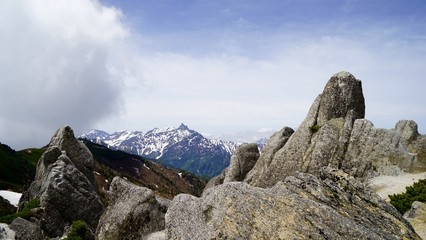 燕岳の奇岩と奥に槍ヶ岳