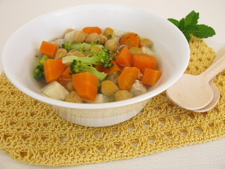 Eintopf mit Gemüse und Kichererbsen