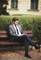 Obraz premium mobile smart phone in the hands of a businessman